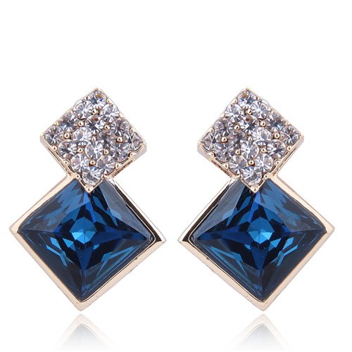 Oorbellen met detail van gekleurd glas.