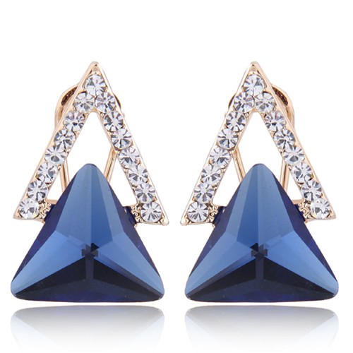 Design oorbellen in triangle vorm.