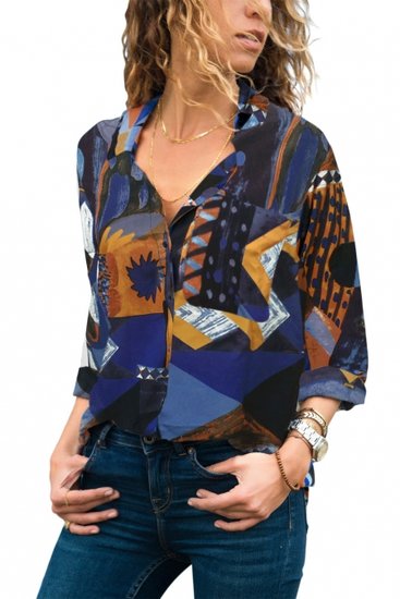 Blouse met abstracte kleuren.