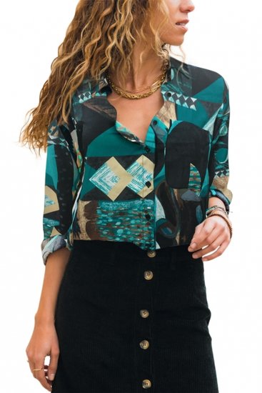 Blouse met abstracte kleuren.