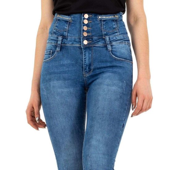 Push up high waist jeans.