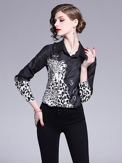 Fashion printed blouse.