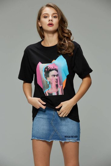 T-shirt wenende fashion lady