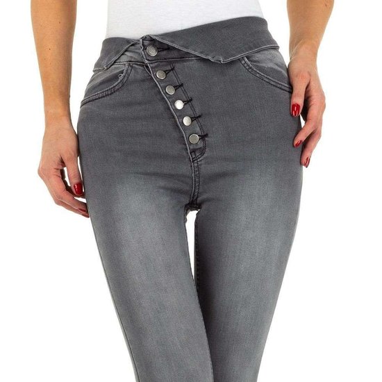 Trendy jeans met knoppen motief.