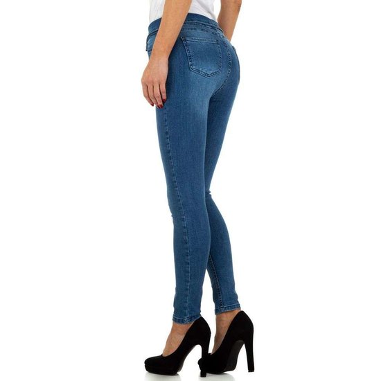 Fashion blue jeans met knoppen motief.