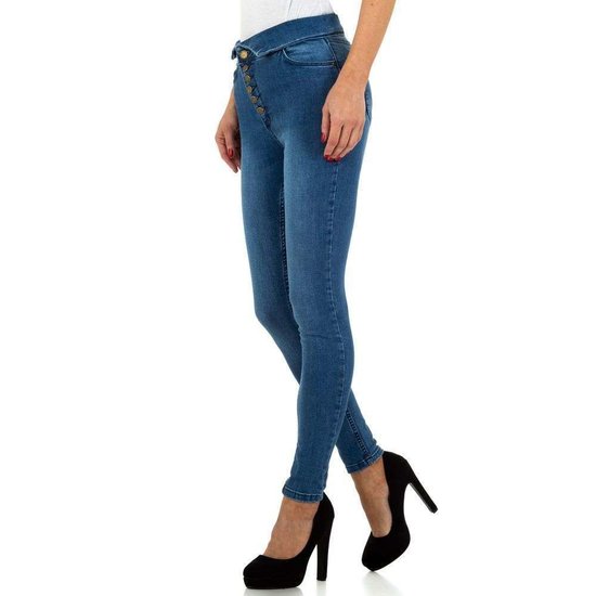 Fashion blue jeans met knoppen motief.