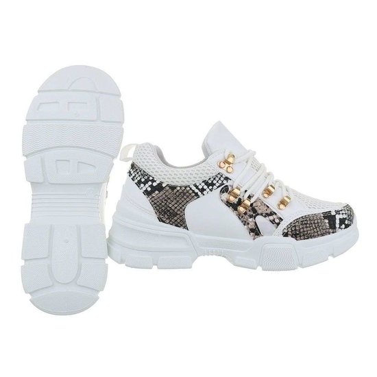 Trendy witte sneaker Anouk 4 met zwarte slangenprint.