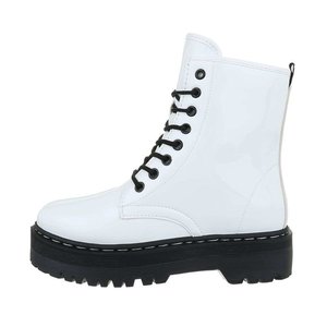 Witte hoge lak veterboot Hana.