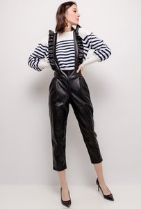 Trendy zwarte salopet broek in leatherlook.