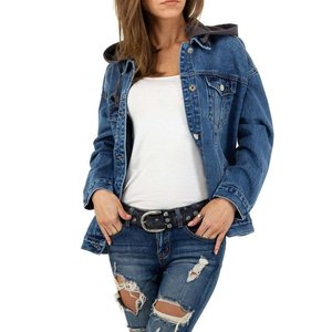 Trendy oversized jeans jacket.Model 2