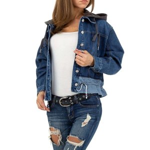 Trendy oversized jeans jacket.Model 3  