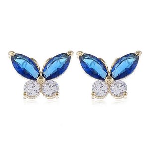Fijne blauwe oorbellen met vlindermotief.