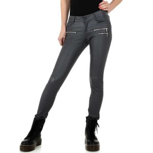 Trendy grijze leatherlook broek.