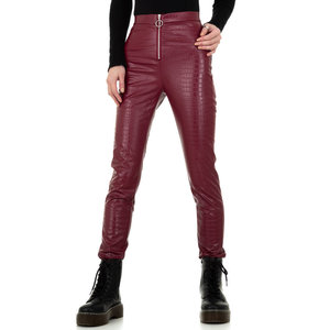 Trendy bordeaux leatherlook broek met crocprint.