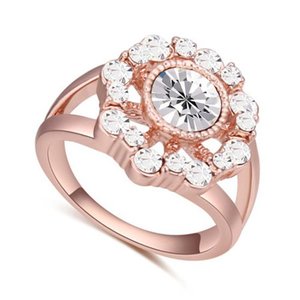 Classy rose goldplated ring met witte bergkristallen.