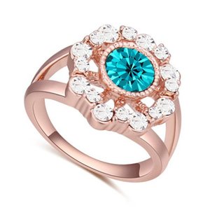 Classy rose goldplated ring met blauwe-witte bergkristallen.