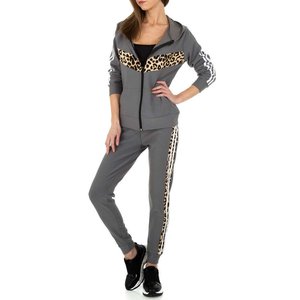 Trendy grijze loungewear met animal print.