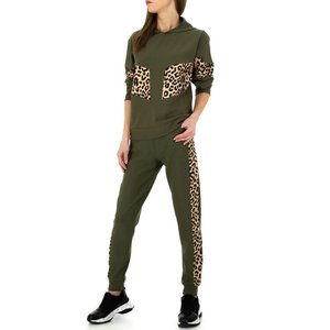 Trendy groene loungewear met leopard accenten.