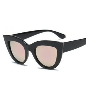 Zwarte zonnebril met spiegelglazen. Cat Eye style.