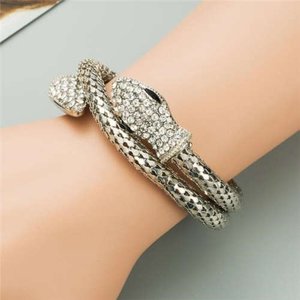 Fashion zilveren snake armband met witte strass.
