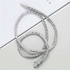 Zilveren halsketting in slangenvorm design.