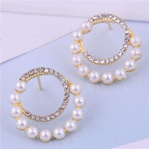 Boucles d'oreilles or avec perles blanches.