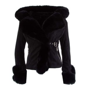Zwarte korte jas met pels in vegan leather.
