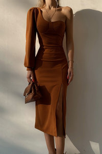 Elegante bruine one shoulder midi jurk.