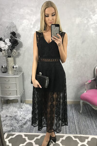 Zomerse zwarte kanten maxi jurk.