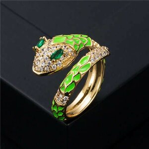 Groene goldplated design ring in slangenvorm.