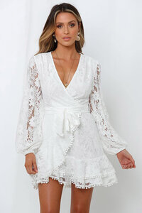 Elegante korte witte kanten jurk.