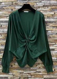 Chique amazoon groene blouse in satijn.