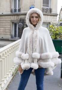 Elegante beige cape jas met fake fur