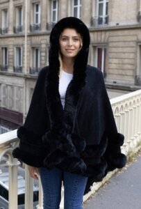 Veste poncho noire en fourrure vegan