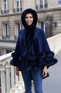 Elegante donker blauwe cape jas met fake fur