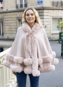 Veste poncho rose en fourrure vegan