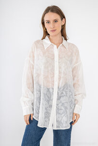 Trendy witte doorschijnende hemdblouse met bloemen deco