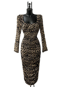 Lange leopard printed bodycon jurk met rechthoekige kraag