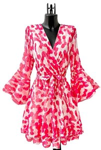 Prachtige korte fuchsia-rose wikkeljurk met print