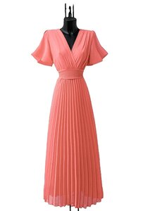 Stijlvolle koraal rose maxi plisse jurk 