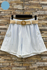 Trendy ecru witte short met licht blauwe lijnen