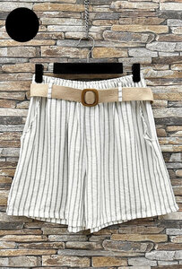 Trendy ecru witte short met zwarte lijnen