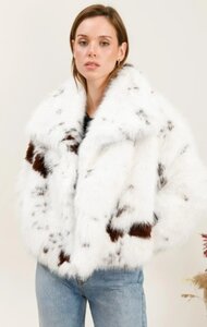 Korte faux fur jas in cowprint
