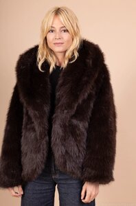 Trendy korte bruine jas in imitatiebont