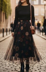 Lange zwarte rok in ultralicht tulle met bloemen print