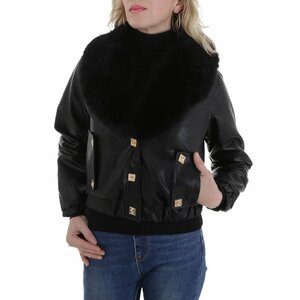 Korte zwarte leatherlook  jacket met zwarte imitatiebonte kraag