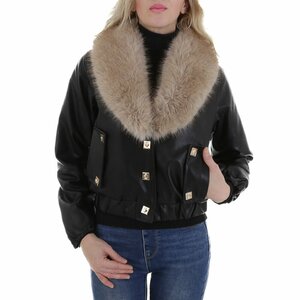 Korte zwarte leatherlook  jacket met beige imitatiebonte kraag