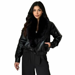 Trendy korte zwarte leatherlook  jacket met zwarte imitatiebonte kraag