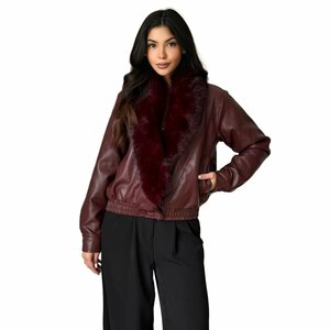 Trendy korte bordeaux leatherlook  jacket met zwarte imitatiebonte kraag