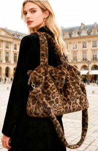 Leopard printed schoudertas in imitatiebont op bruine achtergrond